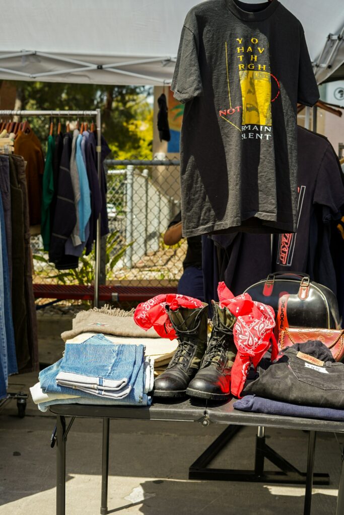 Vêtements de seconde main sur une table