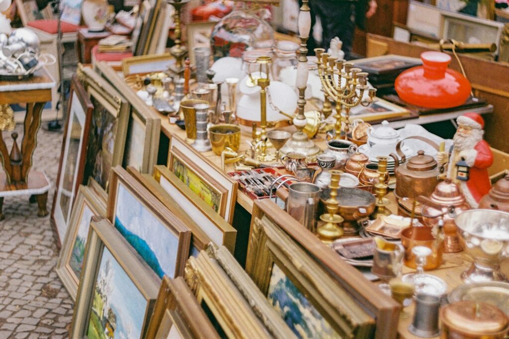 Objets vintage exposés sur des étagères en bois