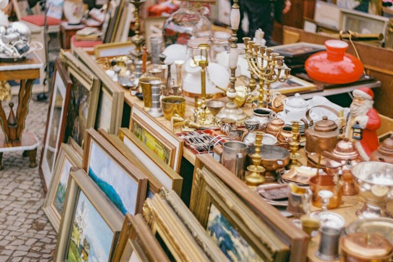 Objets vintage exposés sur des étagères en bois